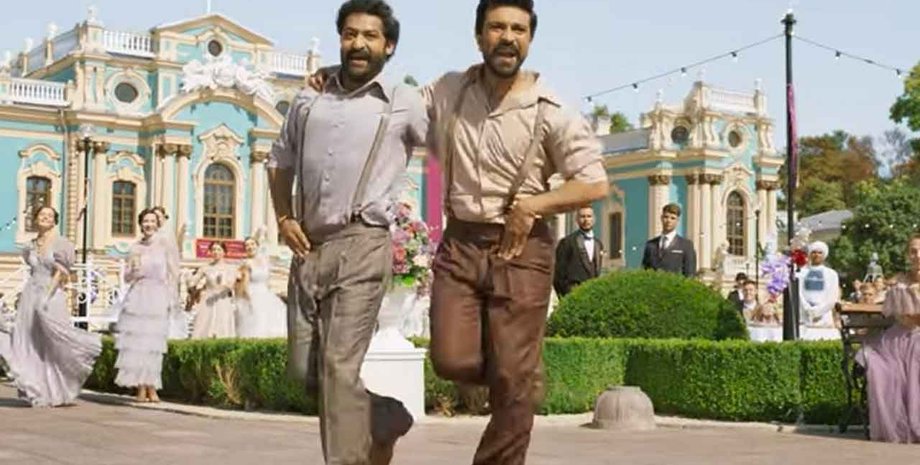 Два главных героя RRR на фоне Мариинского дворца