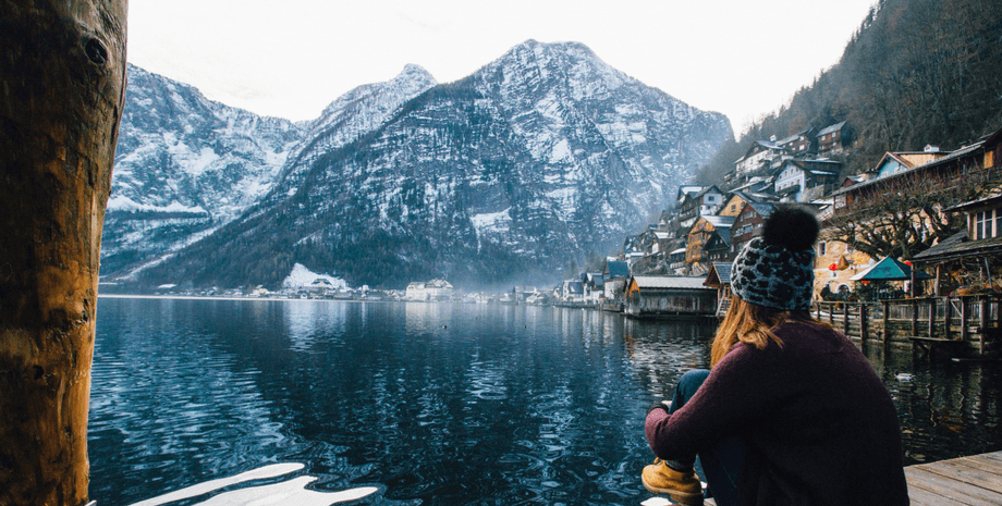 Девушка в горах Девушка в горах, у озера