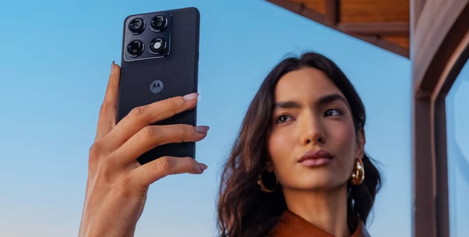 смартфон Motorola Дівчина тримає смартфон Motorola