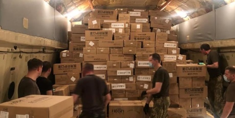 Загрузка самолета из Китая в Украину. Фото: Kirill Timoshenko/Facebook