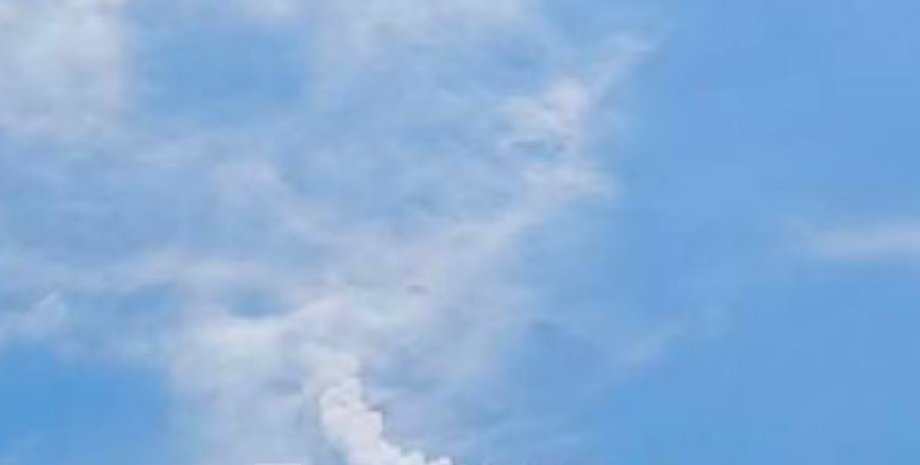 Слід у небі від ракети.
