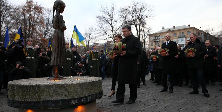 Петр Порошенко у памятника жертвам Голодомора / Фото пресс-службы президента