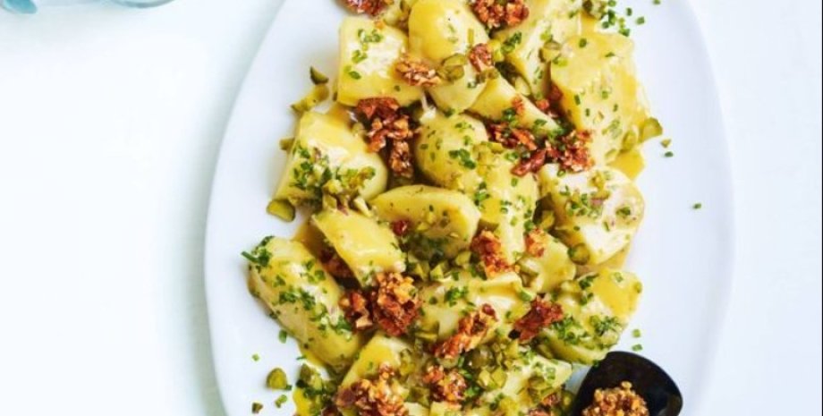 Картофельный салат с горчицей и карамелизированным миндалем Картофельный салат, праздничный салат, к новогоднему столу, салат с миндалем, миндальная карамель