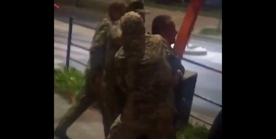 Работники ТЦК из Тернополя, Тернопольский ТЦК, Тернопольский центр комплектования, Тернополь избиение, Тернополь военкомат избиение