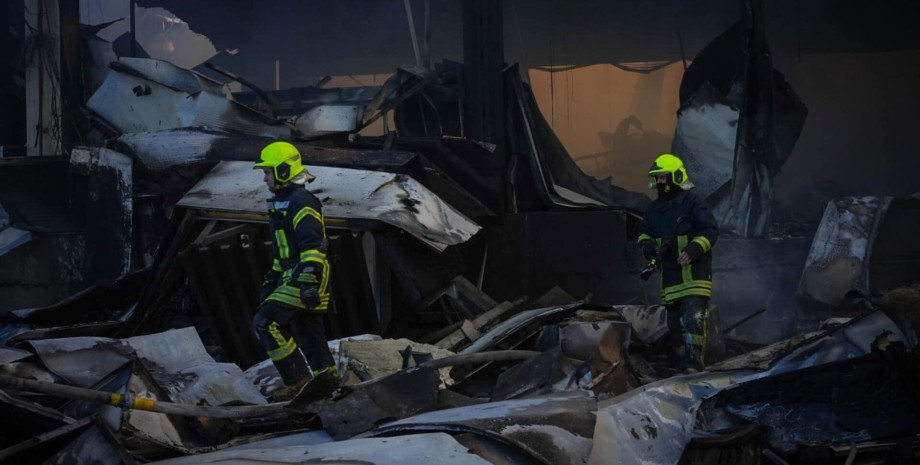 Selon le SES de la région d'Odessa, après l'attaque russe, un incendie a éclaté ...