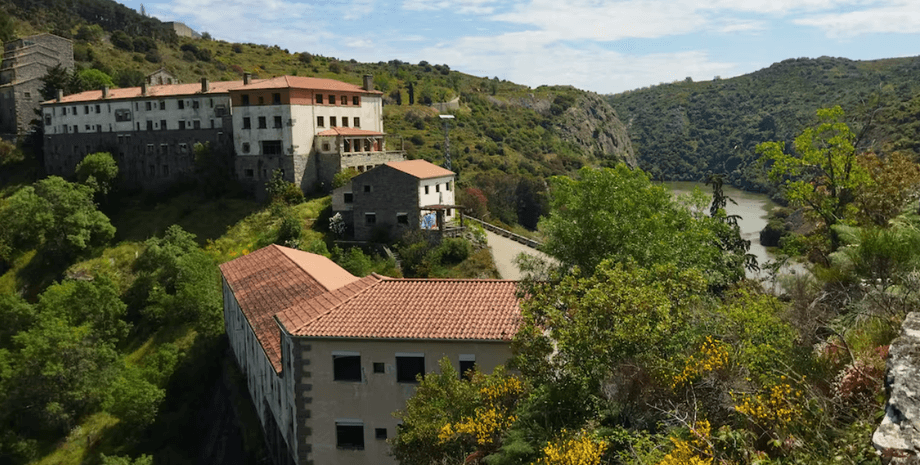 Американец выкупил целый населенный пункт на границе Испании с Португалией