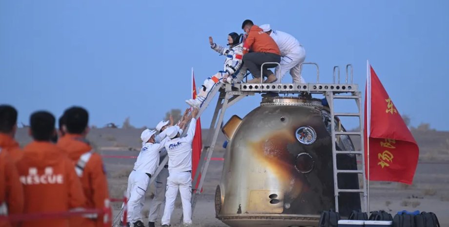 Китайські астронавти Шеньчжоу-21 повернулися на Землю після рекордної місії
