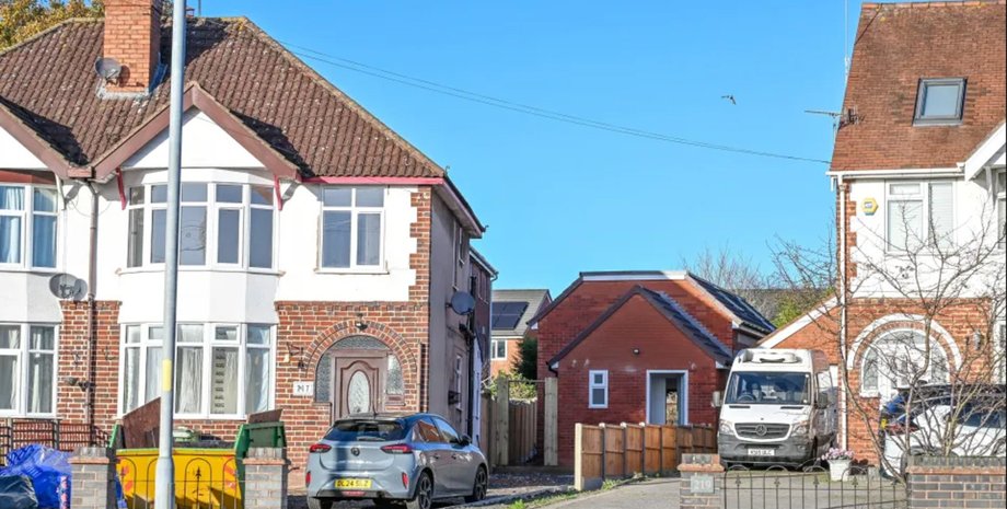 Повноцінна цегляна прибудова за будинками на тихій вулиці Вустера, яку сусіди вважають занадто великою