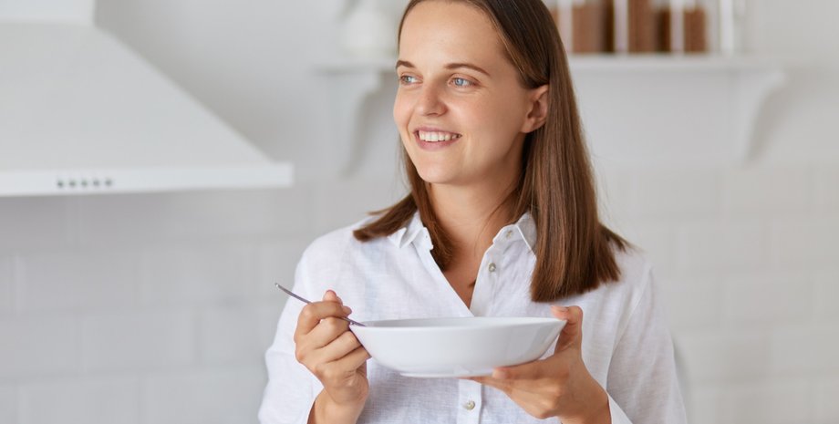 Дівчина з тарілкою в руках