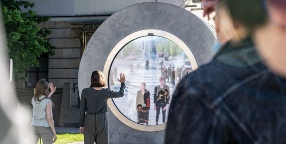 Інсталяція The Portal, портал в інше місто, відеозв'язок між містами, художник намагається зблизити людей, спілкування жестами