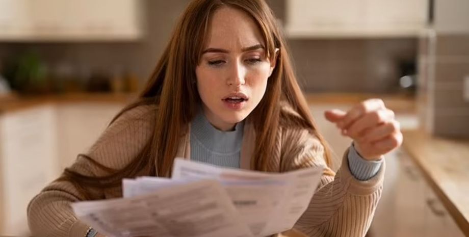 Женщина с документами в руках, девушка сидит на кухне, удивленная девушка