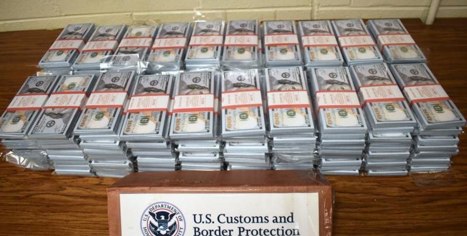 фальшиві гроші, долари, фото