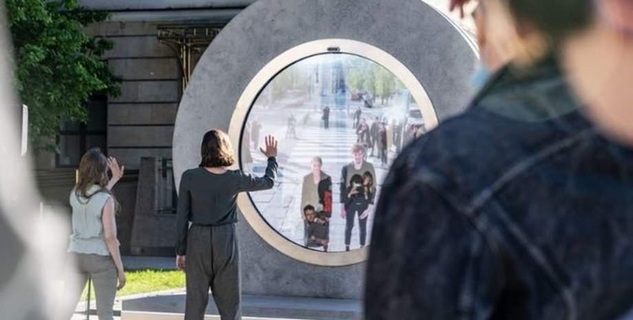 Інсталяція The Portal, портал в інше місто, відеозв'язок між містами, художник намагається зблизити людей, спілкування жестами