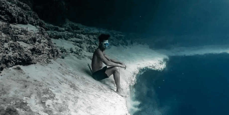 Подводная скала, скала под водой, проверка фактов, настоящее фото, фейк, раскрыта правда, Голубая дыра Дина, вирусное фото, соцсети