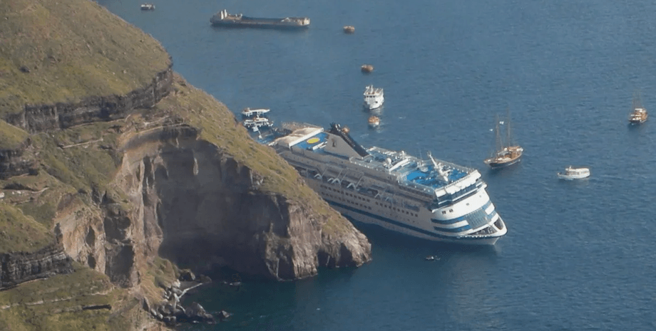 Круизный лайнер MS Sea Diamond, судно, корабль, остров, экология, крушение корабля, сел на мель, круизный лайнер, эвакуация людей