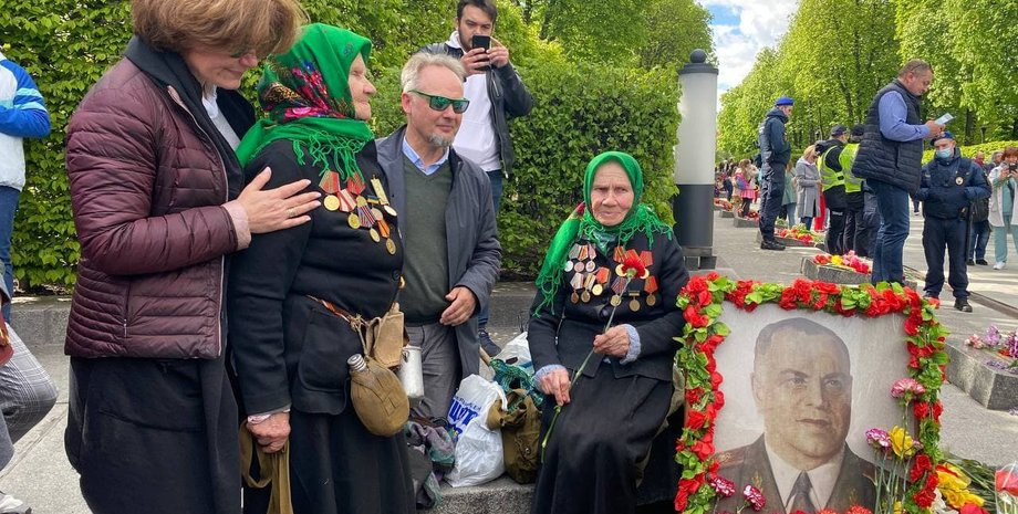 жуков, бабушки, ветеранки, ветераны, потрет жукова, киев, 9 мая, задержание, полиция