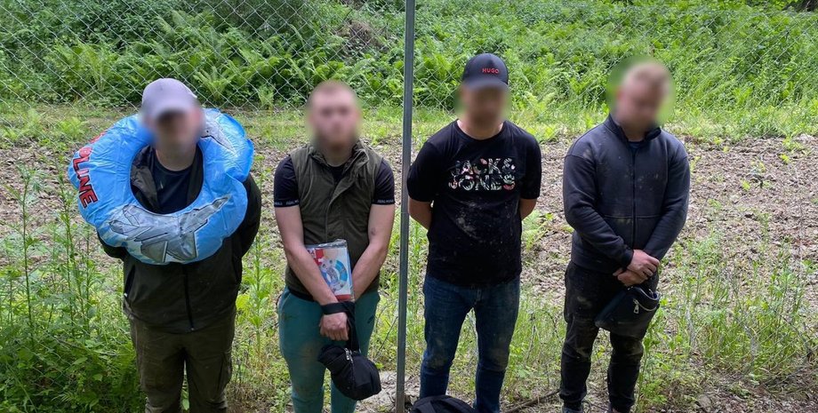 Задержанные пограничниками мужчины