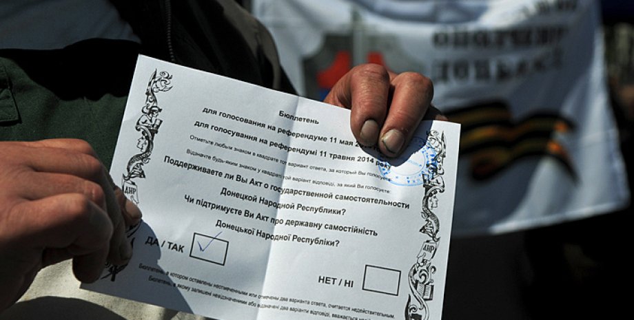 Бюллетень в руках участника "референдума" "ДНР" / Фото: ostro.org