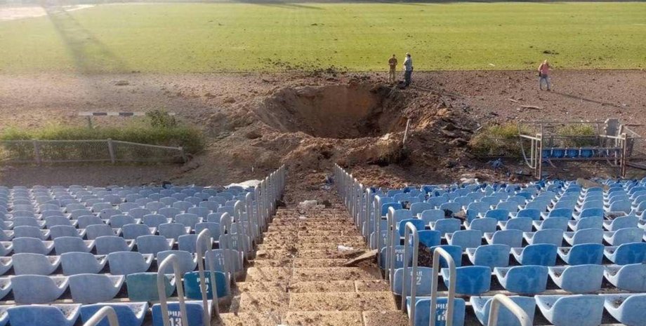 Стадіон у Миколаєві після прильоту ракети, ракетний обстріл Миколаєва, ракетна атака