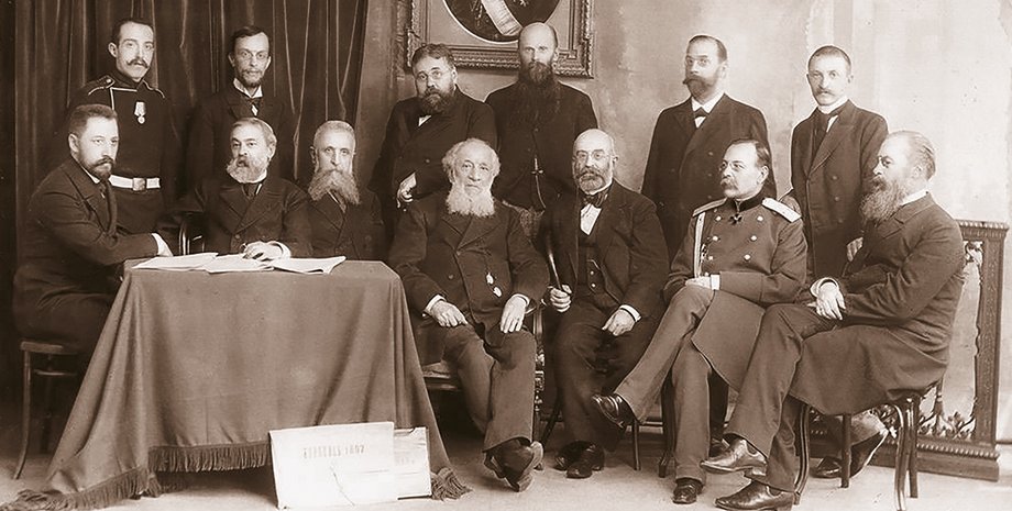 Комиссия переписи населения 1897 года. В центре счастливый Тян-Шанский