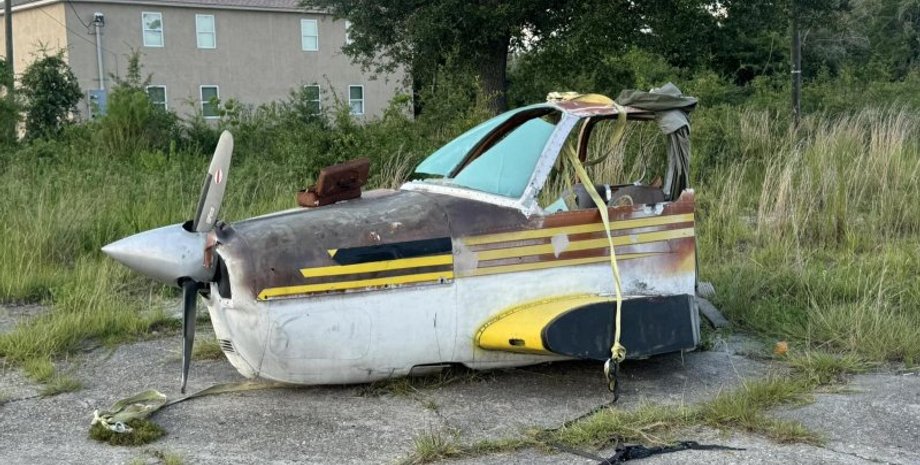 Часть самолета, выбросили часть самолета, светится в темноте, панель приборов, таинственный самолет, самолет сдали на металлолом