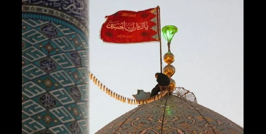 знамя возмездия, красный флаг возмездия, флаг над мечетью Джамкаран, красный флаг над мечетью в Иране