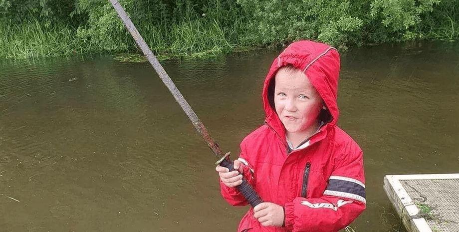 Отец с сыном нашли арсенал оружия в реке, магнитная рыбалка, холодное оружие, тесаки, топоры, самурайский меч, отец и сын