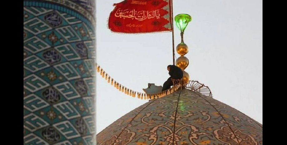 знамя возмездия, красный флаг возмездия, флаг над мечетью Джамкаран, красный флаг над мечетью в Иране