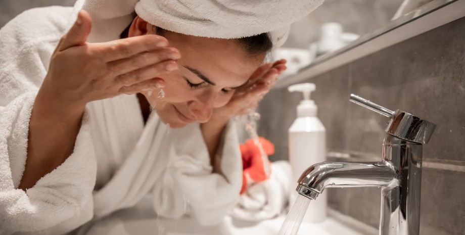 Чому не можна умиватись милом Девушка умывается