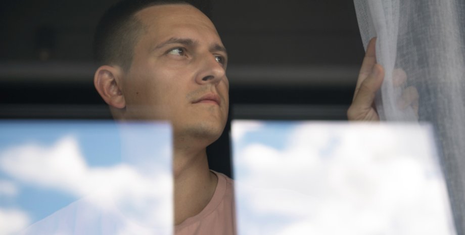 Мужчина обнаружил "слежку" за собой возле дома: он показал подозреваемого