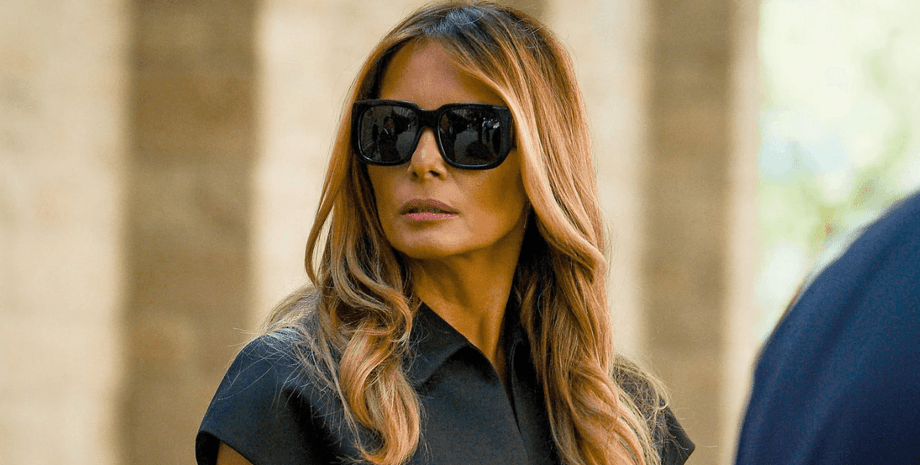 Мелания Трамп в черном костюме