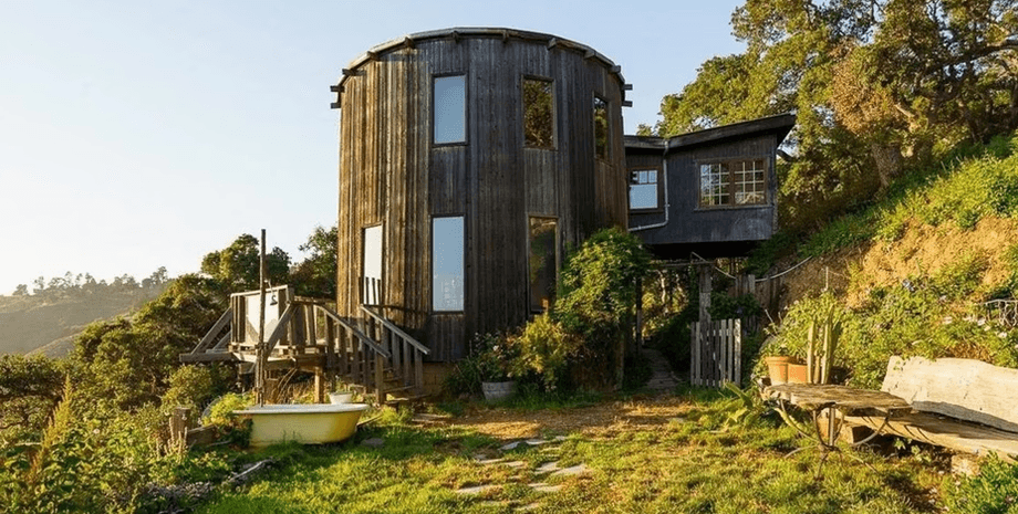 Будинок з винних бочок, побудував будинок з гігантських бочок, гігантські бочки, будинок з червоного дерева, будинок з видом на океан