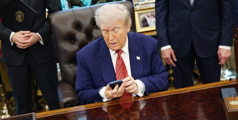 дональд трамп із мобільним телефоном