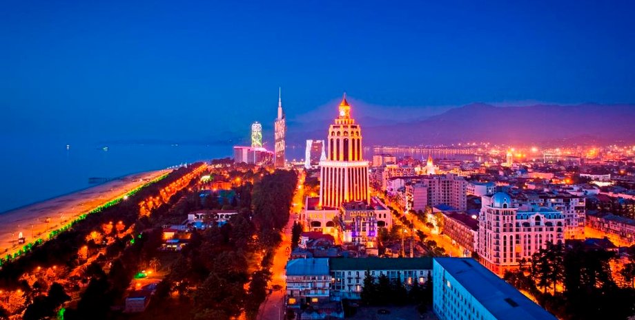 Ночью набережная Батуми выглядит особенно эффектно / Фото: wikipedia.org