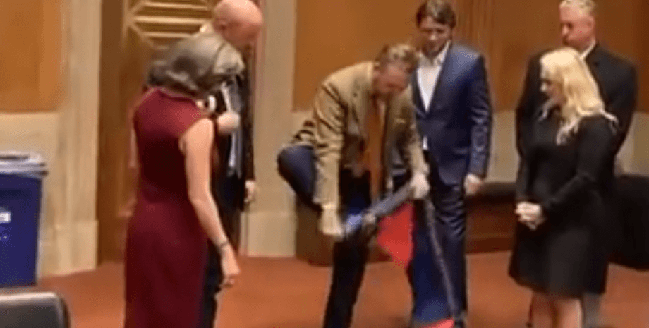 прапор днр, конгрес США, потоптали прапор днр