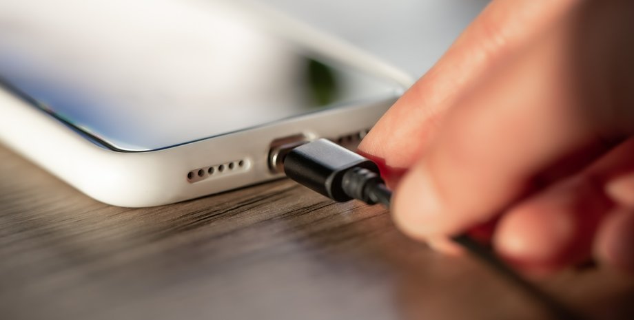 Зарядка смартфона Смартфон во время зарядки