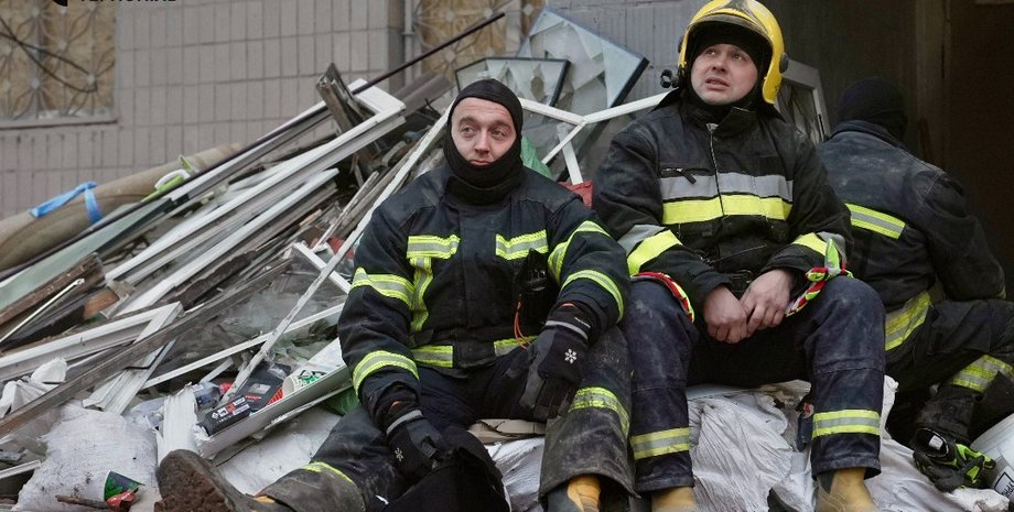 рятувальники відпочивають між розбором завалів у Тернополі