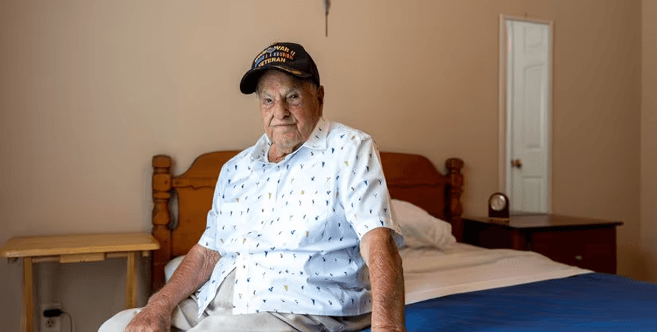 100-річний чоловік, ветеран війни, пенсіонер, секрет довголіття, алкогольний секрет, здоровий спосіб життя, солідний вік