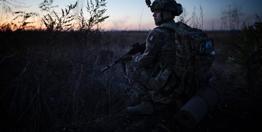 боєць ВСУ вночі , війна в Україні, допомога Україні