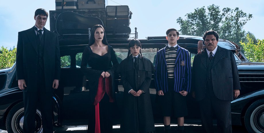 Кадр з сімейкою Адамс з 2 сезону Венздей