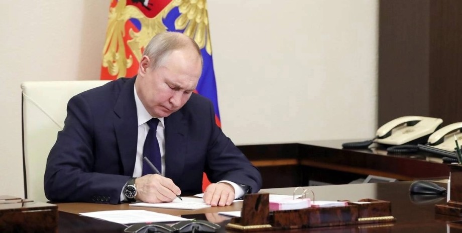 Vladimir Putin states that he is not going to withdraw his troops from the terri...