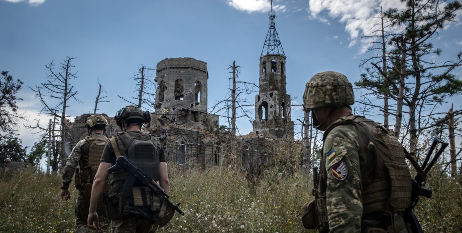 Марьинка, украинские военные, разрушенное здание церкви