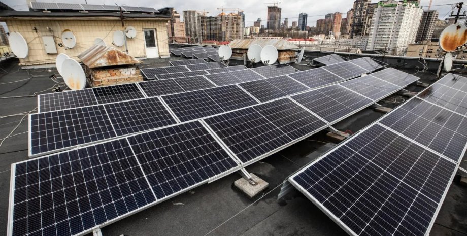 Сонячні панелі на даху багатоповерхівки, сонячні панелі, сонячна енергія