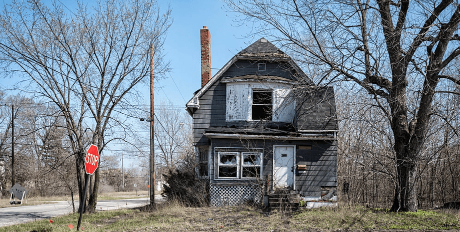 Заброшенный город, заброшенное здание, местные жители, люди покидают город, городские исследователи, туристы, руины города, город-призрак