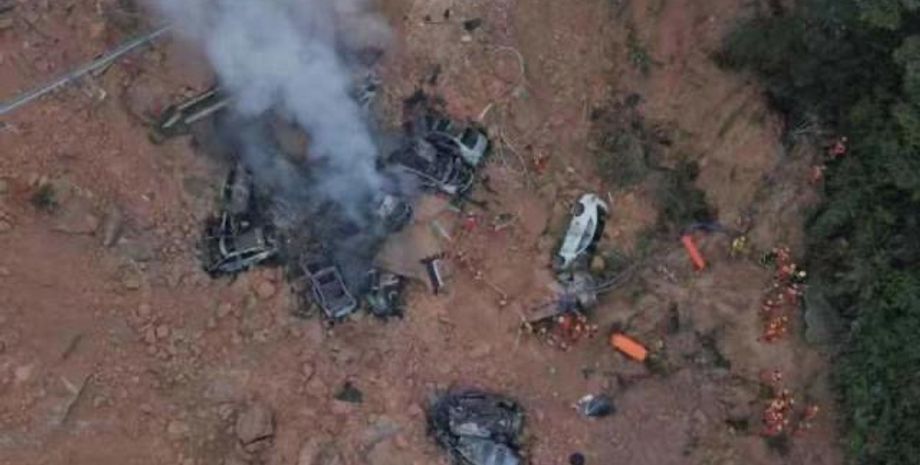 обвал дороги, обвал шоссе, обвал автомагистрали, шоссе, обвалилась дорога, Гуандун, Китай