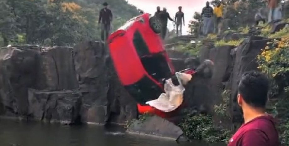 Honda, Honda Brio, Індія, Інцидент, Водій, Авто, Автомобілі, Падіння, Водоспад, Очевидці