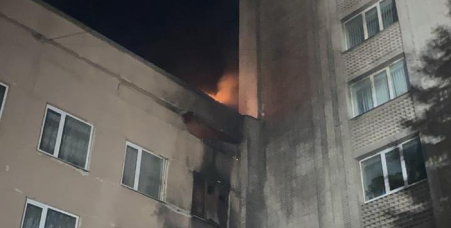 РФ ударила "шахедом" по детской поликлинике в Сумах РФ ударила "шахедом" по детской поликлинике в Сумах