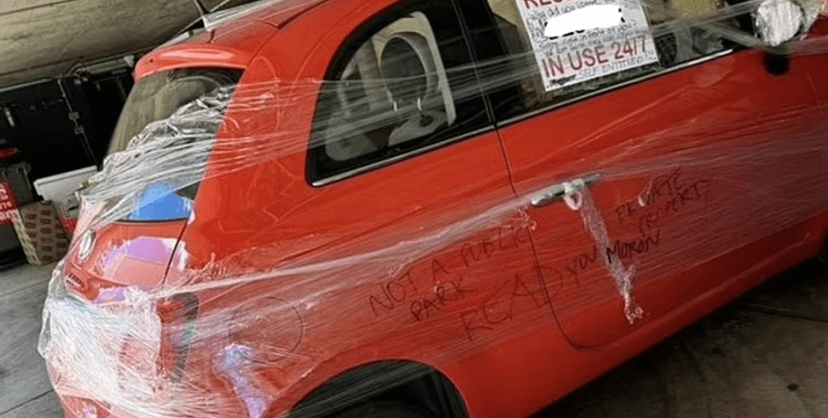 Мужчина отомстил владельцу Fiat, стоянка, парковка, обмотал пленкой машину, разрисовал автомобиль, нанес ущерб, место на стоянке