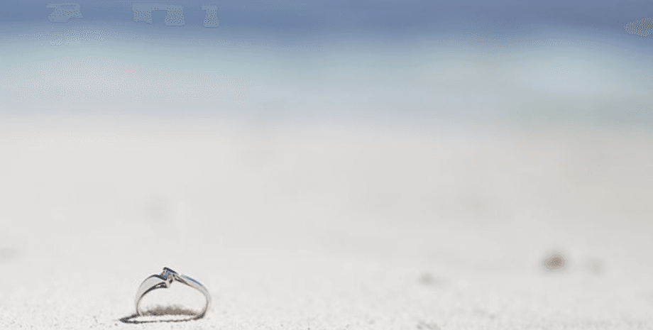 Женщина после неудачной шутки мужа выбросила в океан обручальное кольцо, как это могло произойти, все подробности курьезного инцидента