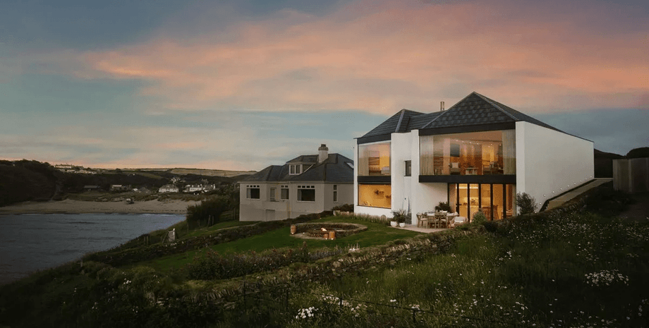 Современный белый прибрежный дом с панорамными окнами и видом на залив в Корнуолле
